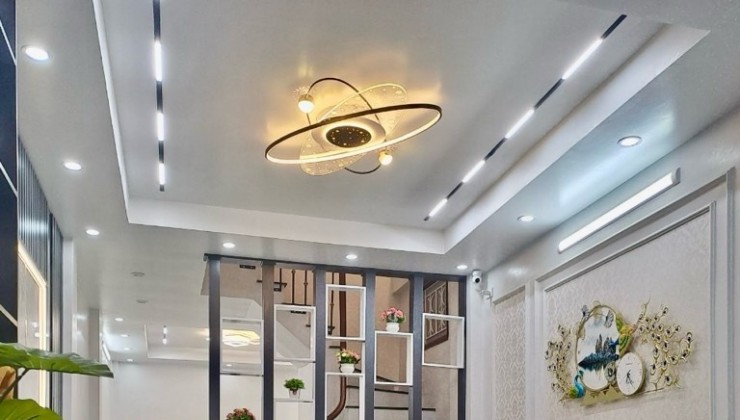 Nhà cực hiếm Nguyễn Khang 32m2 x 6T, ô tô đỗ cửa, ngõ thông, kinh doanh 7.5 tỷ